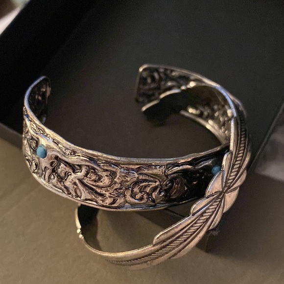 Set of two Texas Longhorn Western cuff bracelets not real silver but very cute - Picture 2 of 4